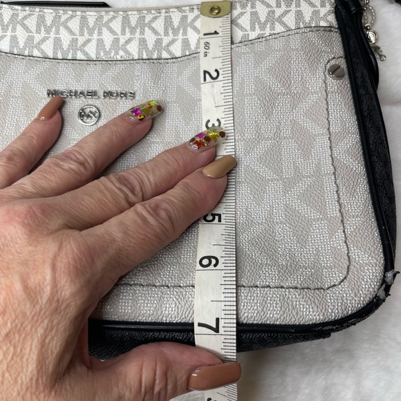 Michael Kors Jet Set Charm Medium Top Zip Pochette Crossbody Bag – Vanilla/Black - Picture 12 of 13